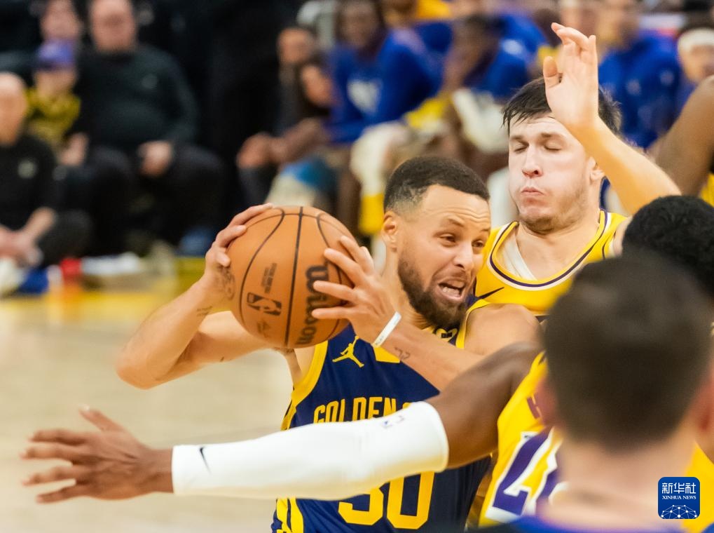 开云官网-NBA常规赛榜首对决：湖人胜勇士