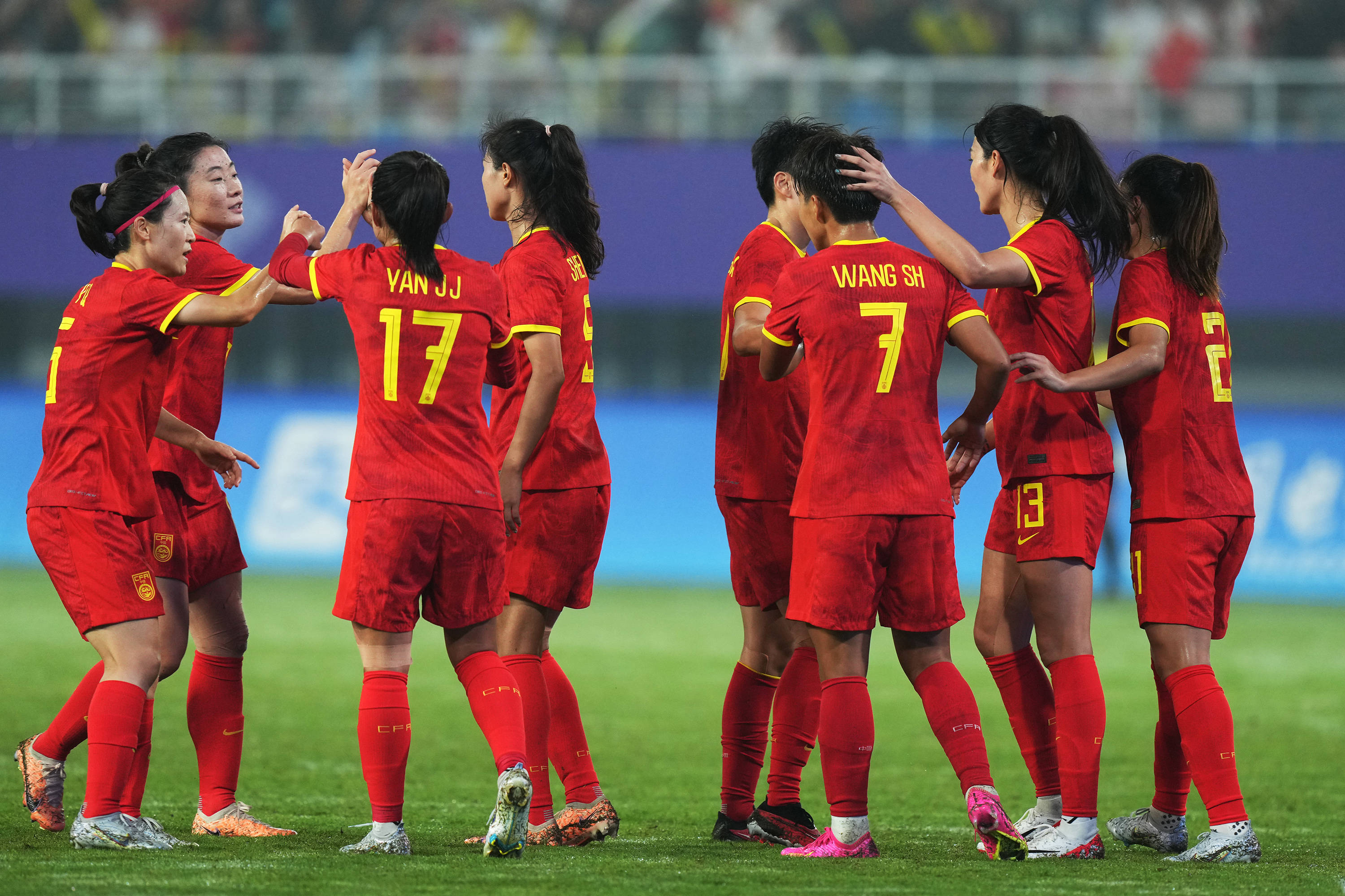 亚洲女足比赛中，中国队实力强大获得胜利