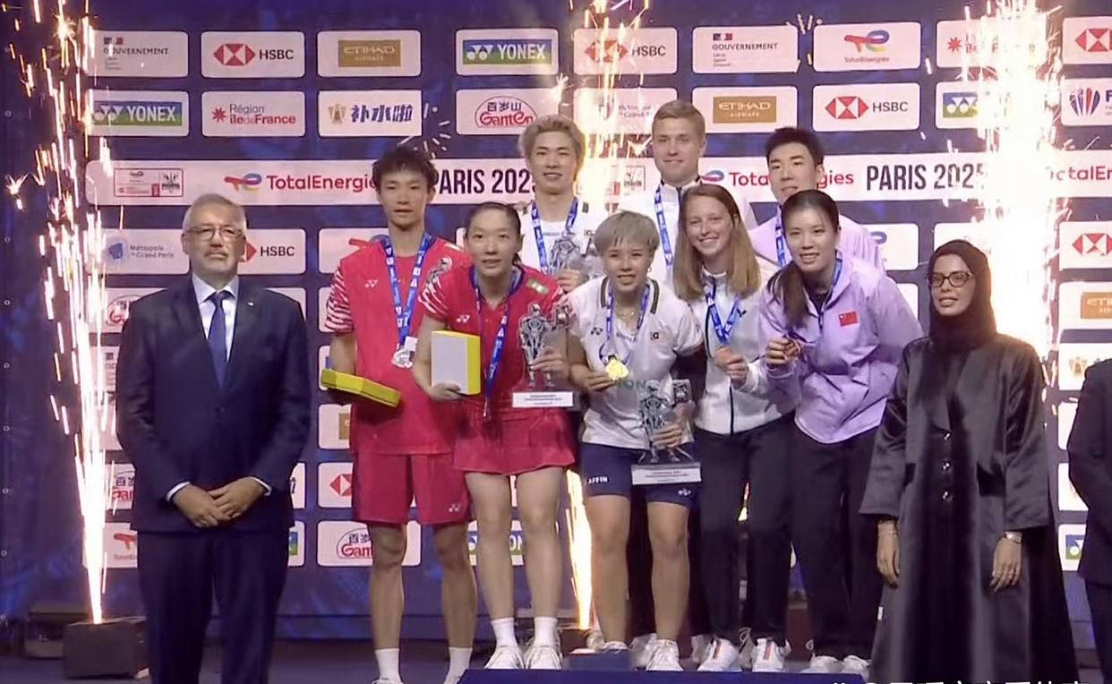 中国羽毛球队完胜韩国羽毛球队，马琳统治全场