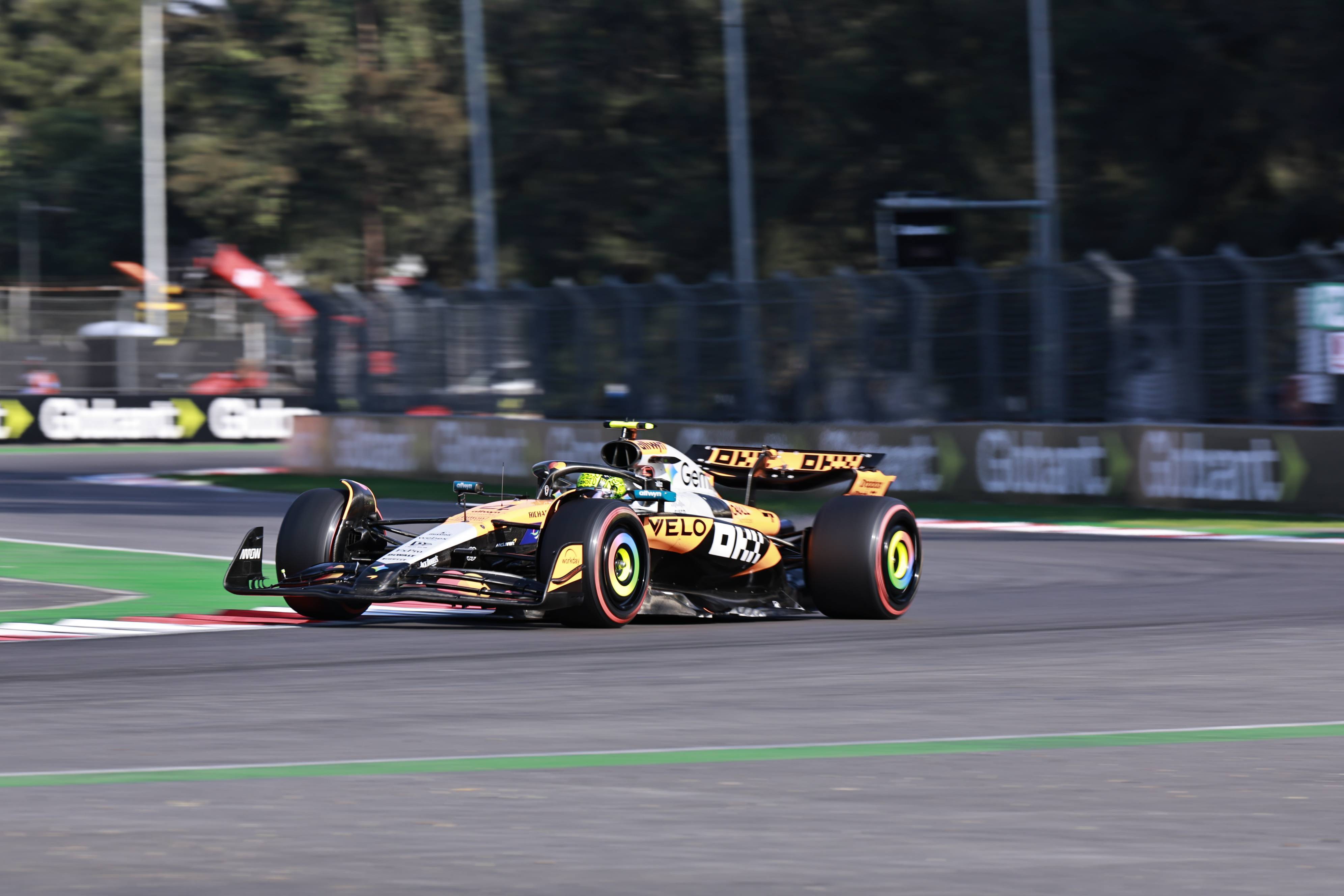 开云体育下载-迈凯伦碾压红牛二队，汉密尔顿统治全场