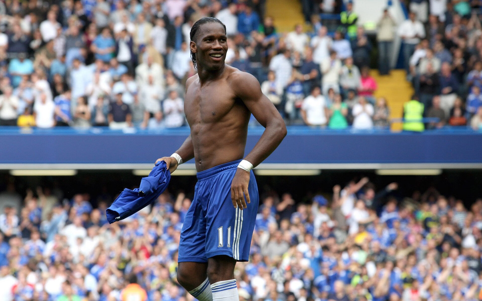 赛道烽烟起，绿茵惊雷落，当F1极速狂飙遇上足球爆冷美学